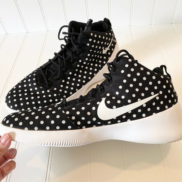 nike shoes with dots